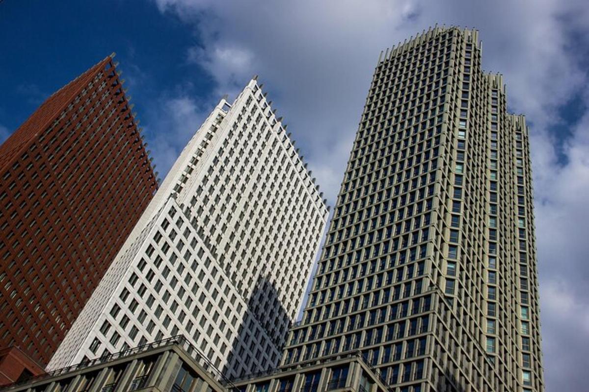 drei hohe Gebäude in einer Stadt mit dem Himmel
