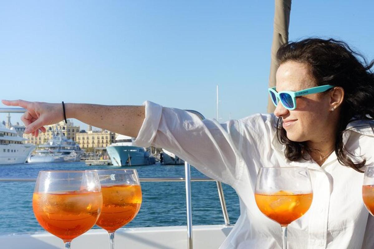 Una mujer parada en un bote con tres copas de vino.