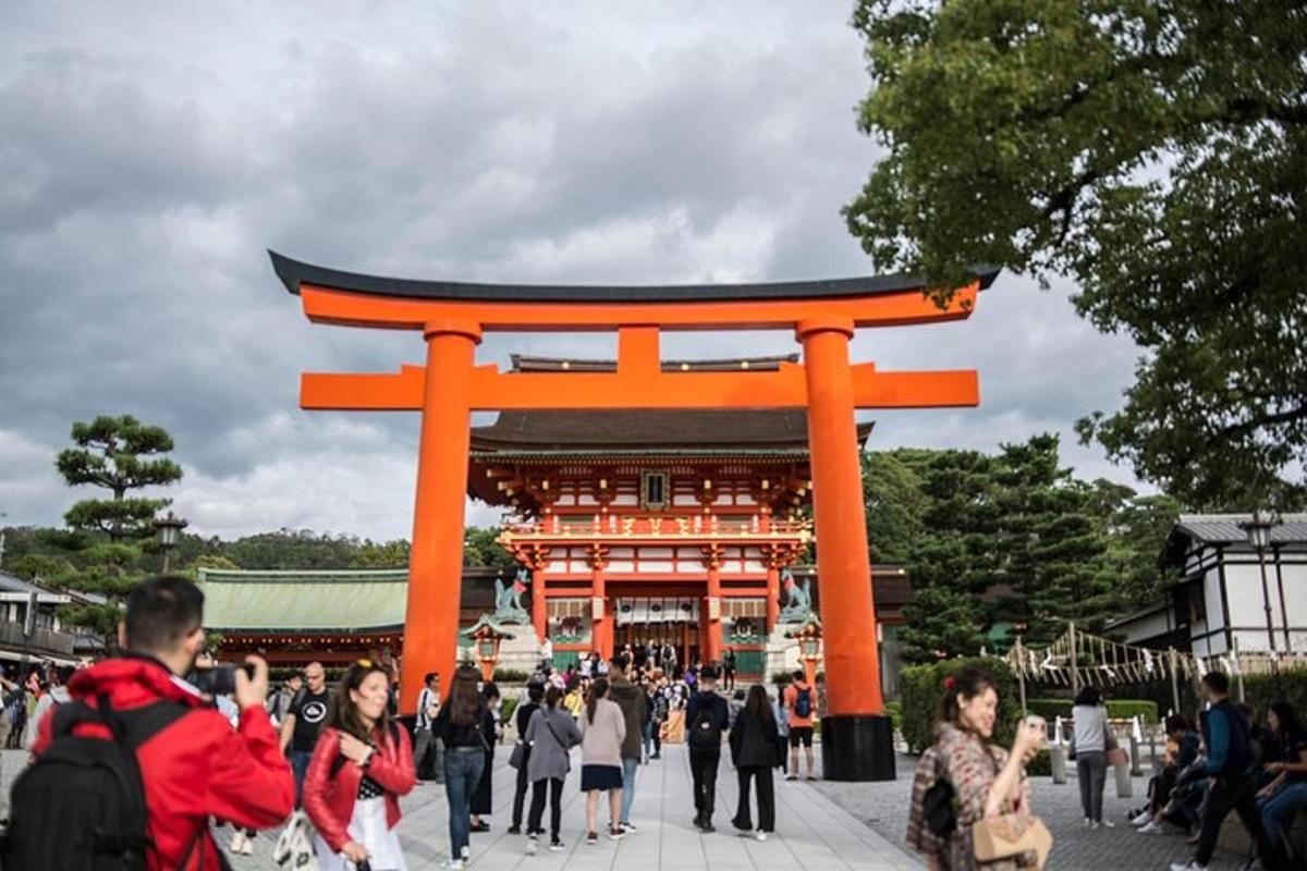 oranž torii värav hoone ees
