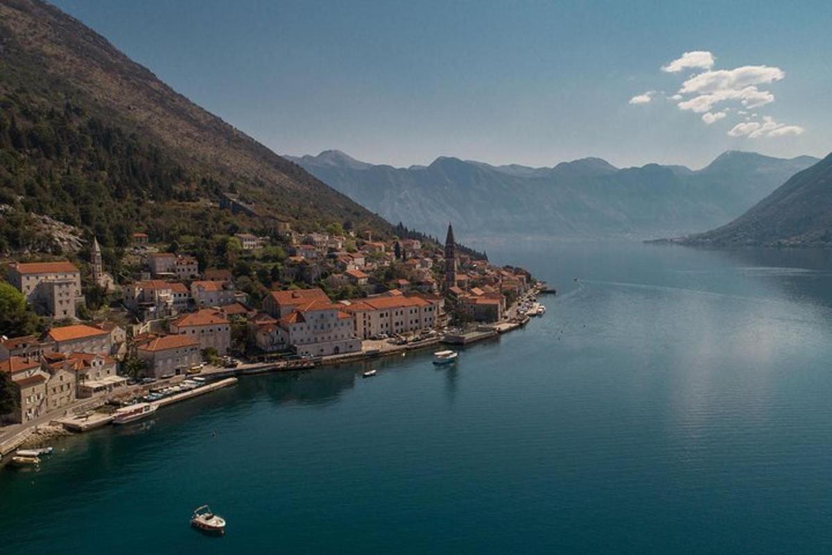 una vista aerea di una città su uno specchio d'acqua