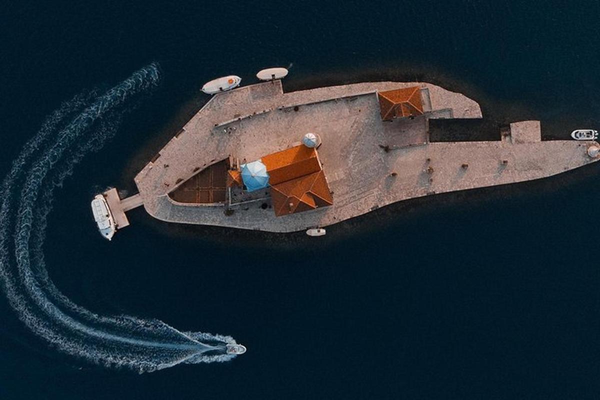 una vista aerea di una barca in acqua