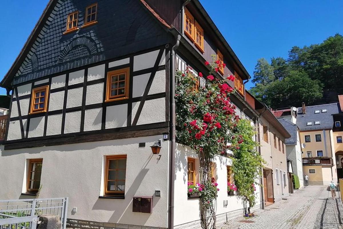 črno-bela stavba s cvetjem