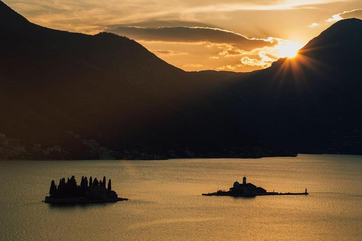 due barche in un grande specchio d'acqua al tramonto