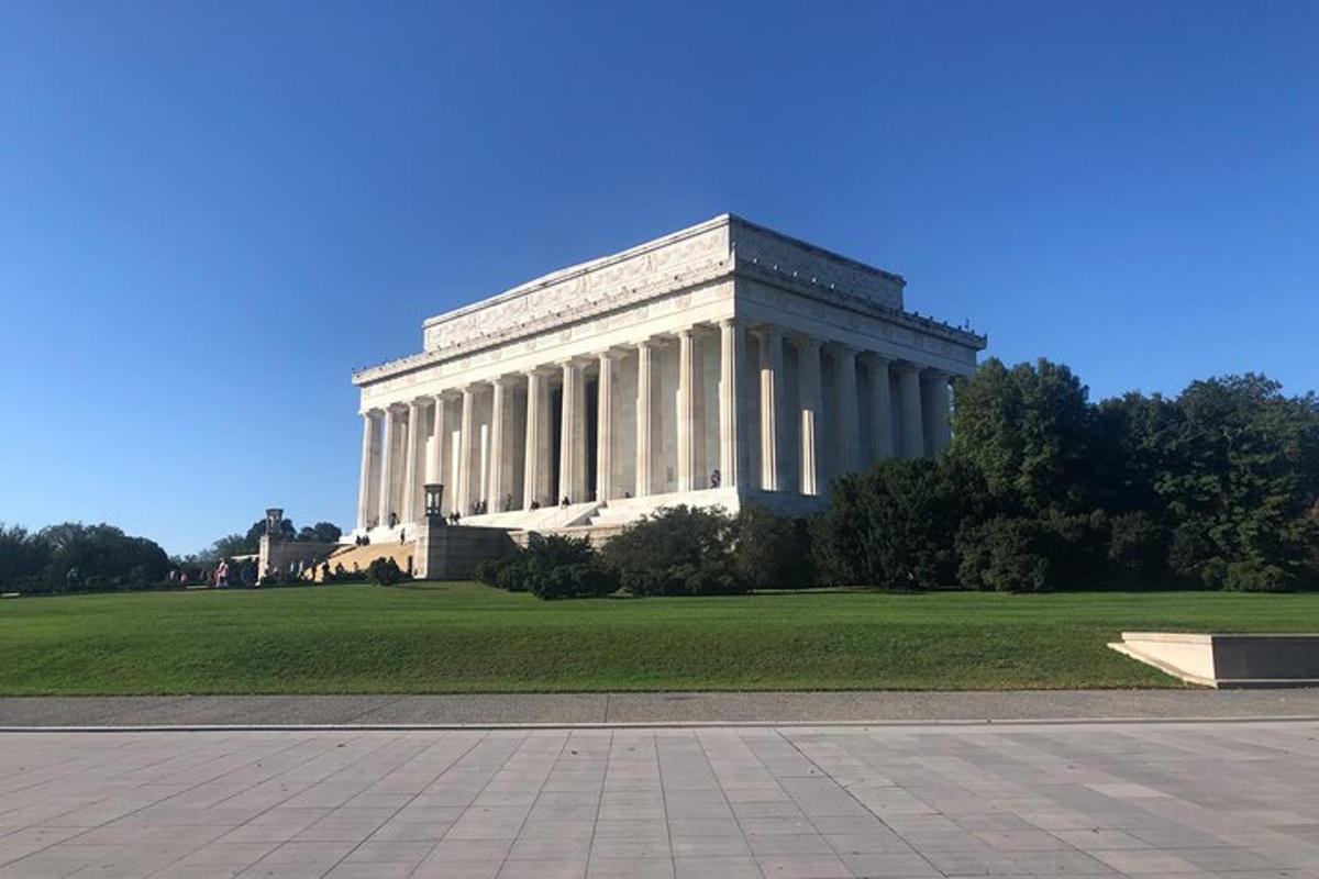 um grande edifício com colunas no meio de um campo