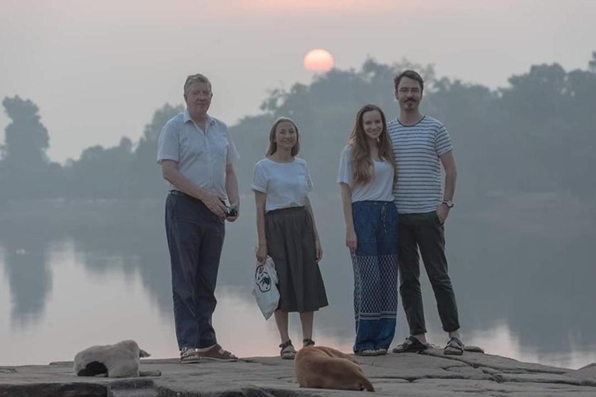 egy csoport ember áll egy sziklán a vízparton