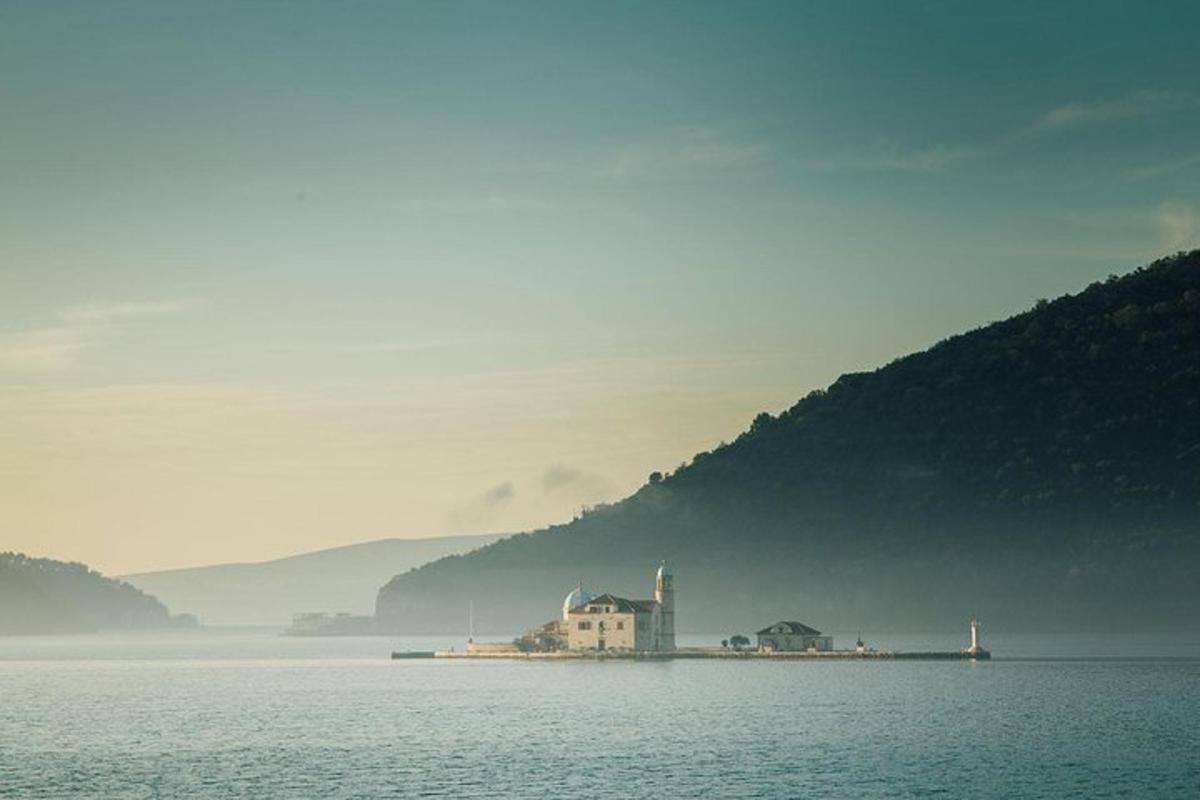 una casa su un'isola in mezzo a uno specchio d'acqua
