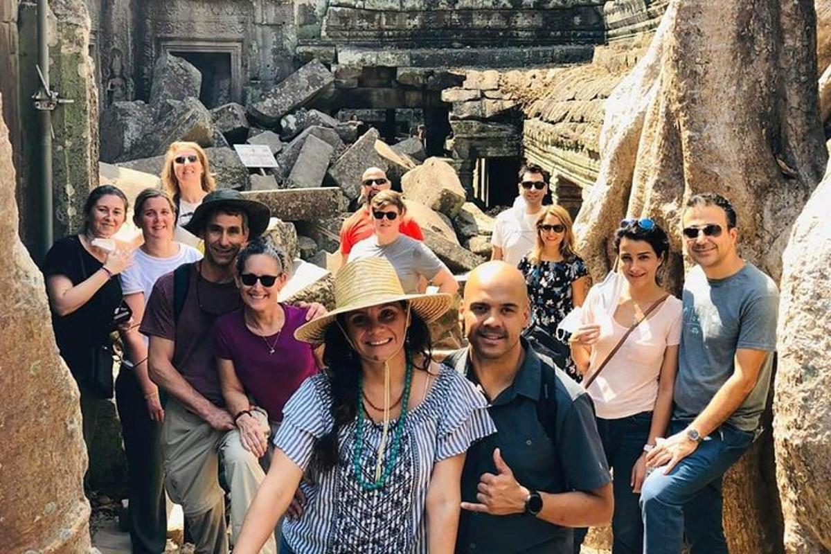 grupp inimesi, kes poseerivad templis pildi jaoks