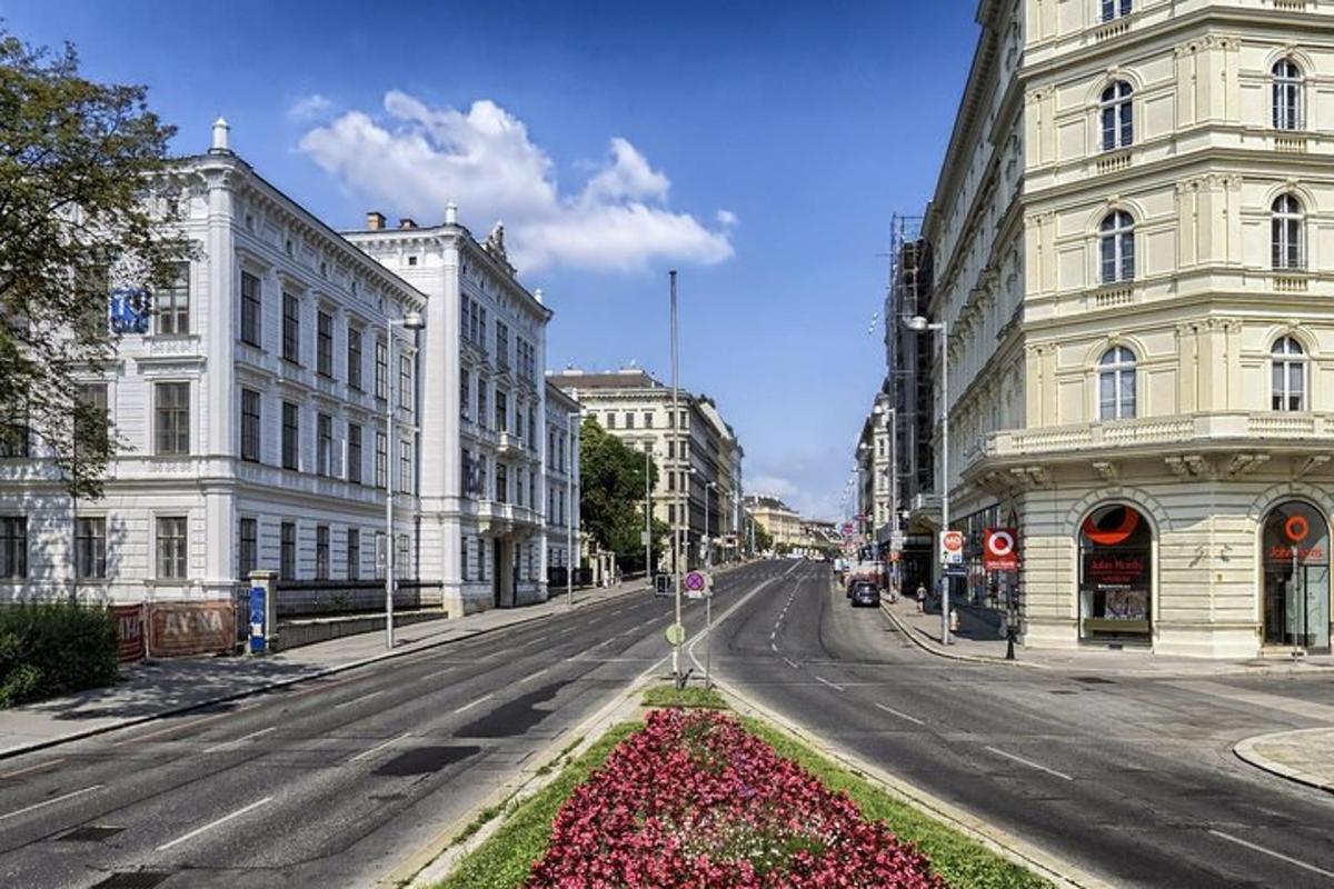 prázdná ulice ve městě s bílými budovami