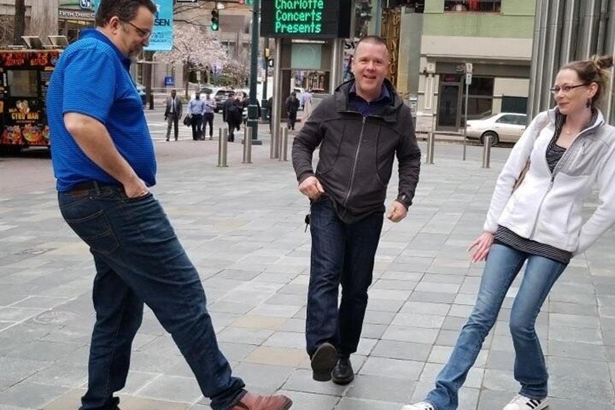 dois homens e uma mulher caminhando na rua