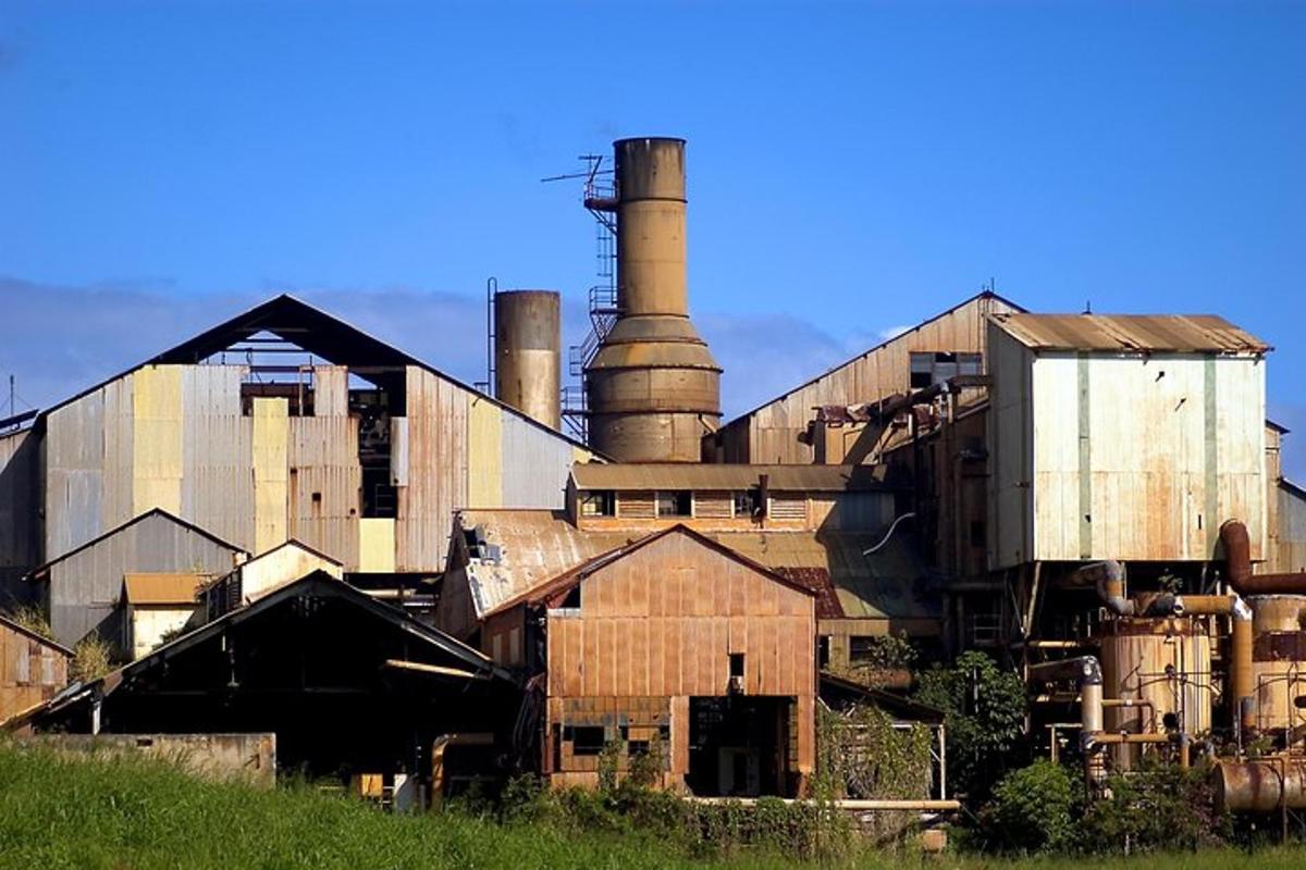 una vecchia fabbrica con due ciminiere su una collina