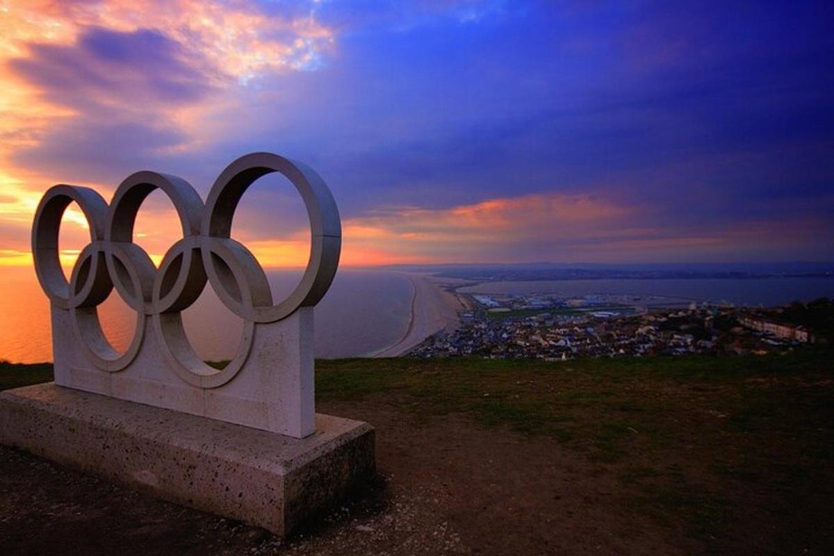 posąg kół olimpijskich na szczycie góry