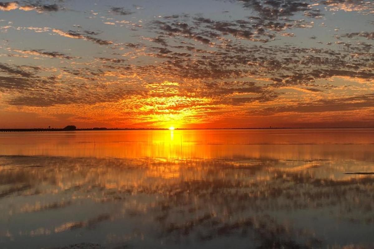 auringonlasku vesistön yllä auringonlaskun aikaan