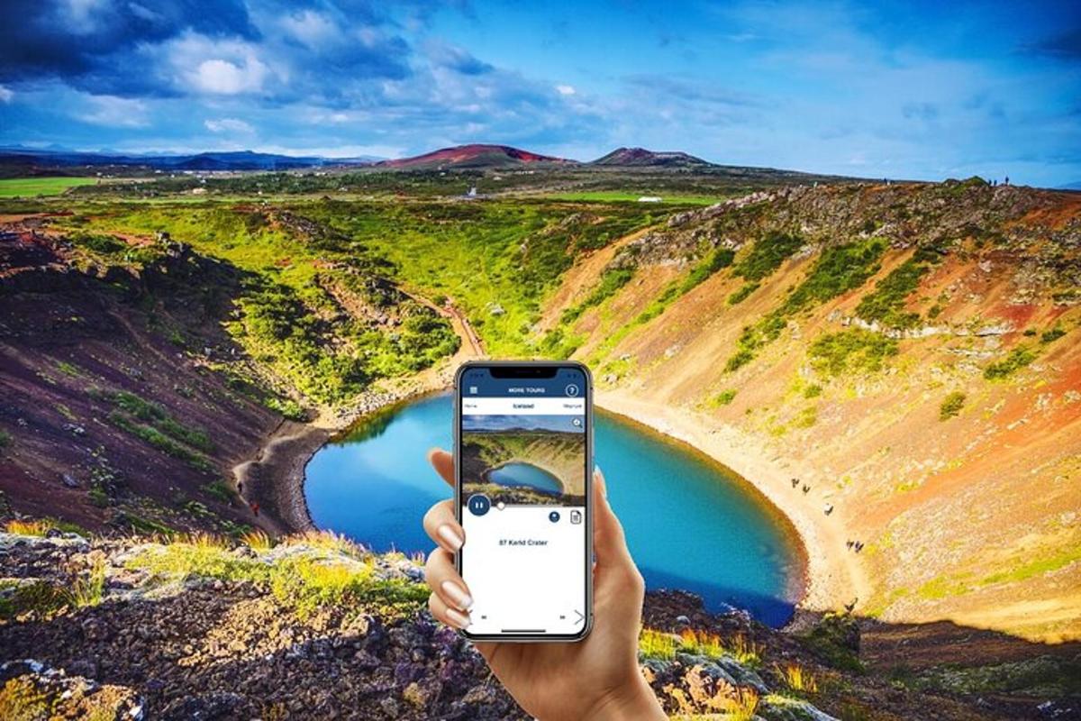 inimene hoiab järve ees mobiiltelefoni käes