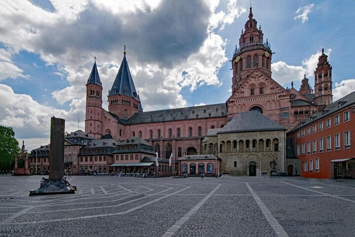 velká budova se dvěma věžemi na vrcholu