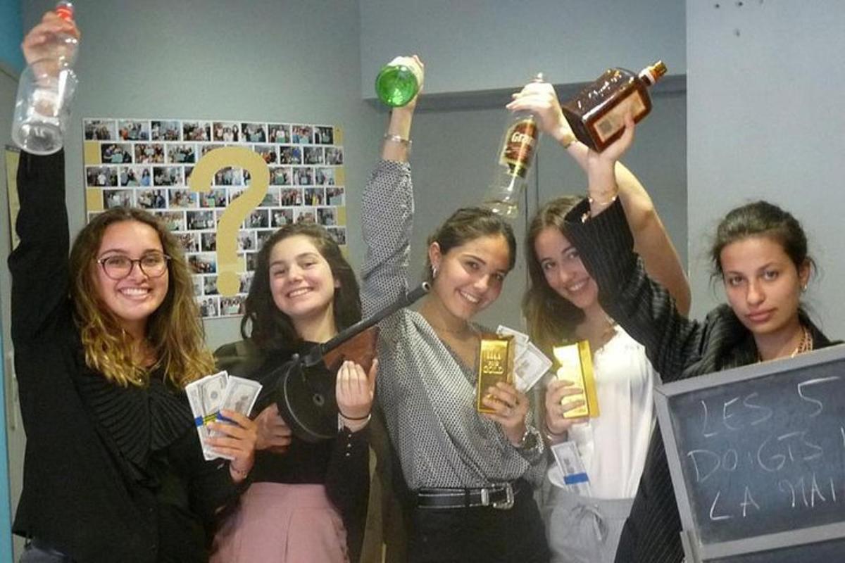 eine Gruppe von Frauen, die auf einer Party für ein Foto posieren