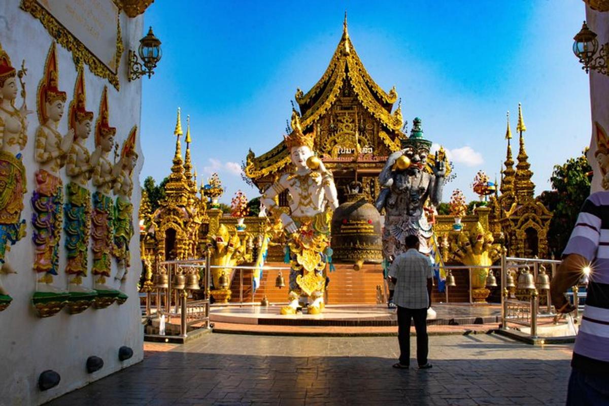 seorang lelaki berdiri di hadapan kuil