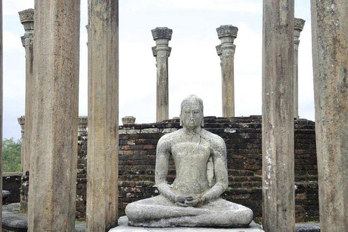 socha muža sediaceho v meditačnej póze