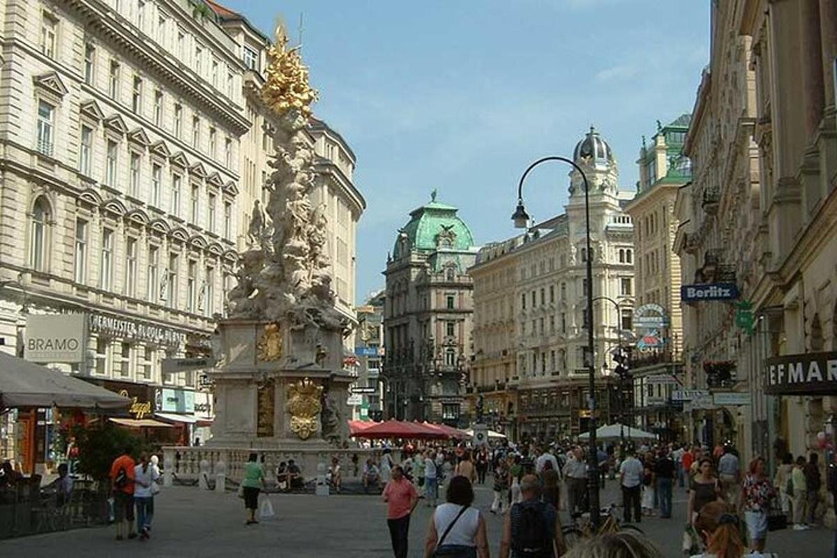 una strada cittadina trafficata con una fontana al centro