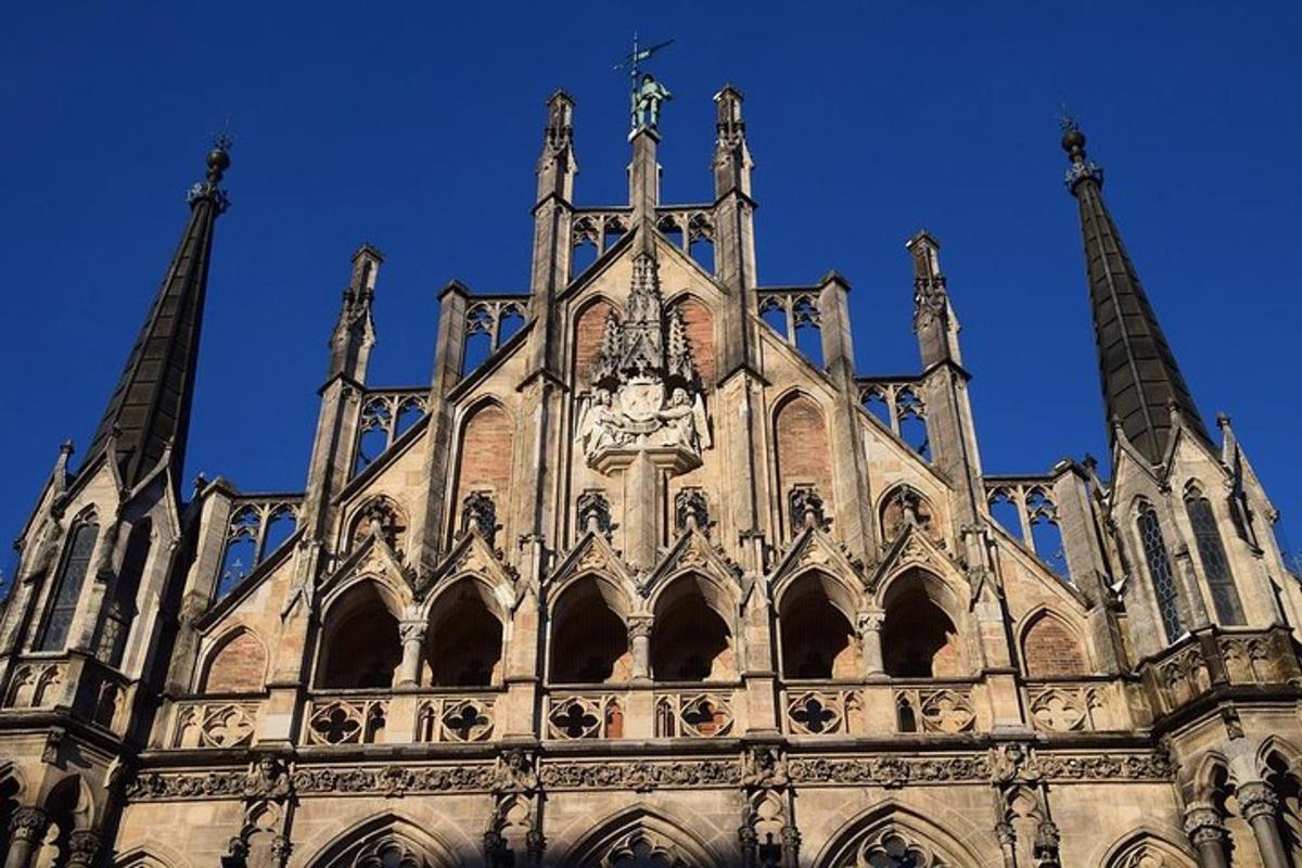 un bâtiment avec une horloge au sommet