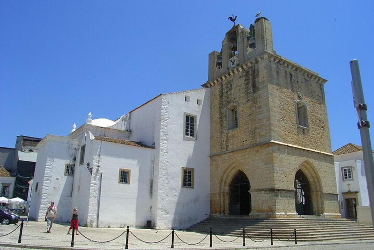 un vecchio edificio con una torre in cima