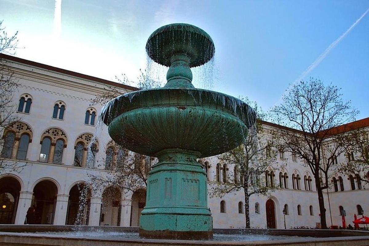 ein grüner Brunnen vor einem Gebäude