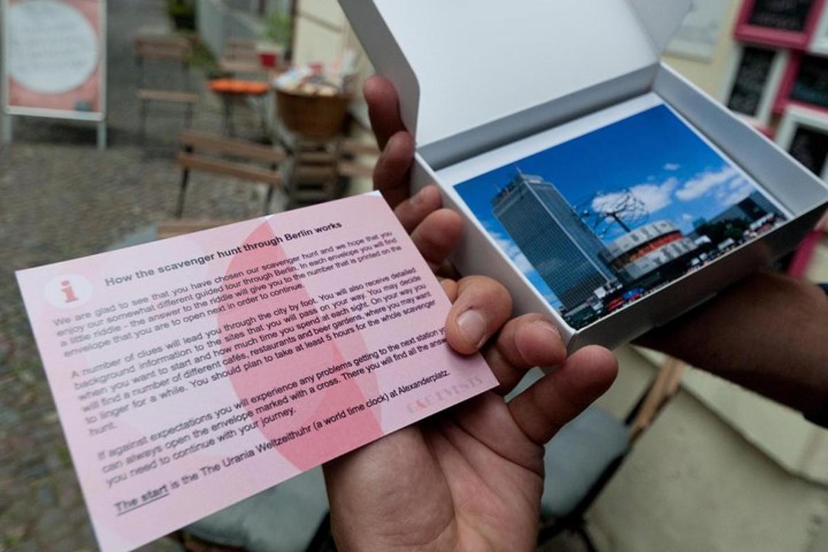 una persona che tiene in mano un pezzo di carta