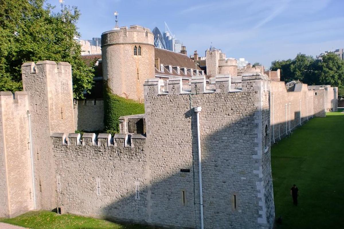 velký hrad s osobou stojící před ním