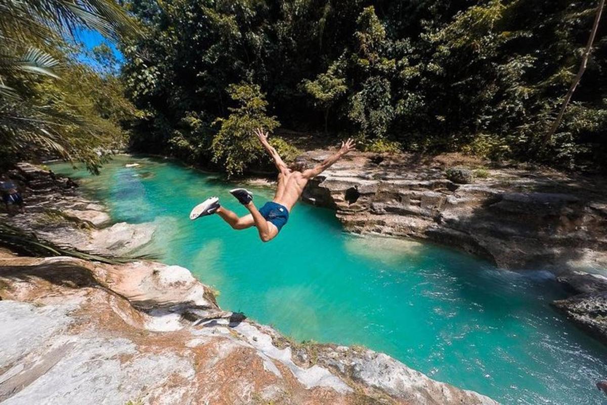 moški, ki se potaplja v bazen vode v reki