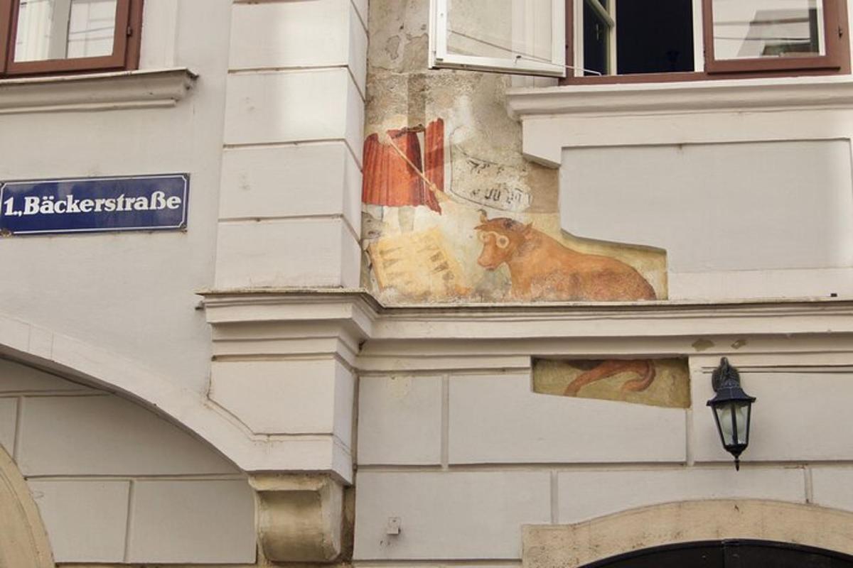 μια ζωγραφιά ενός σκύλου στην άκρη ενός κτιρίου
