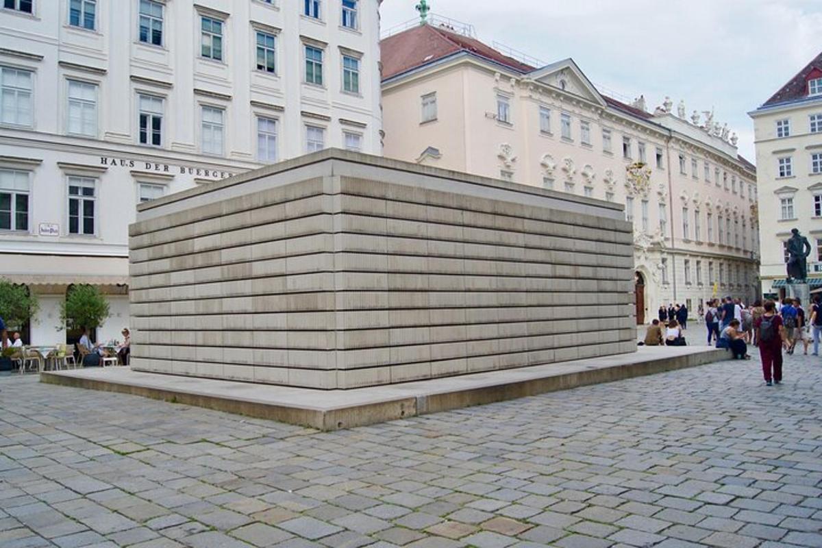suur skulptuur keset tänavat