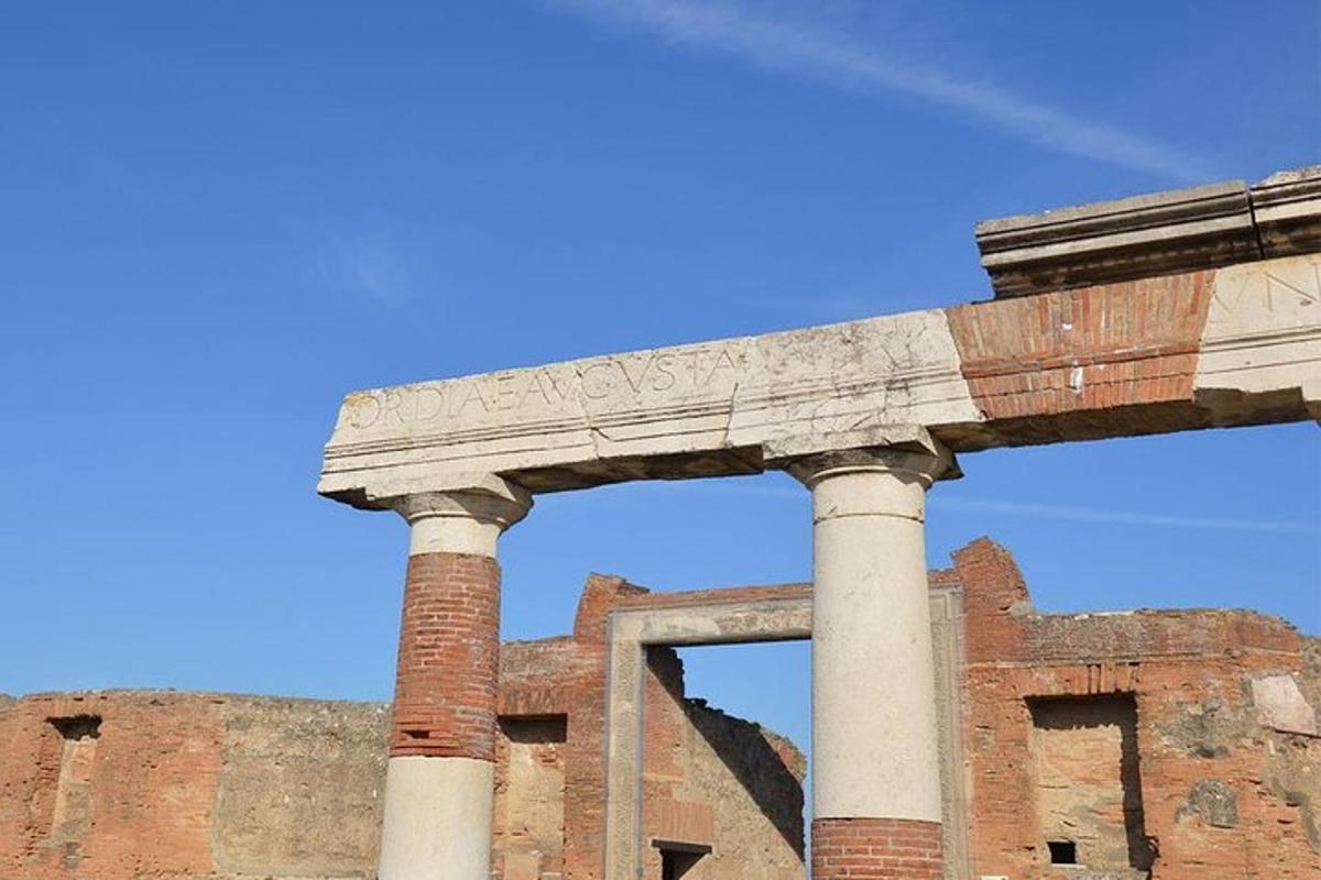 ruinas antiguas de un edificio con dos columnas