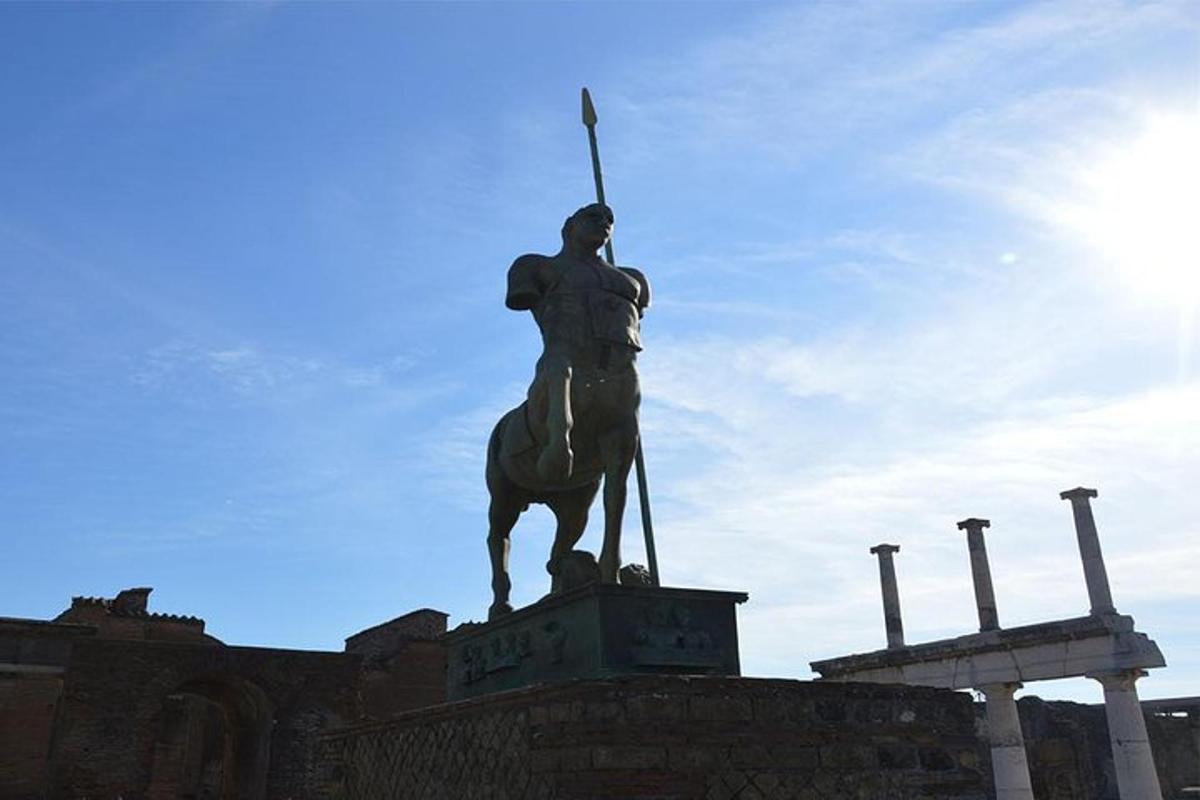 una estatua de un hombre a caballo con una bandera