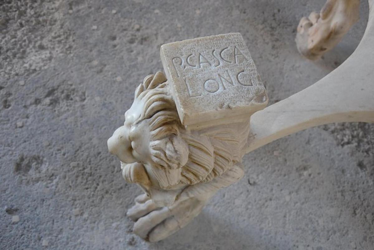 Una estatua de un león de pasta sentado en una mesa.