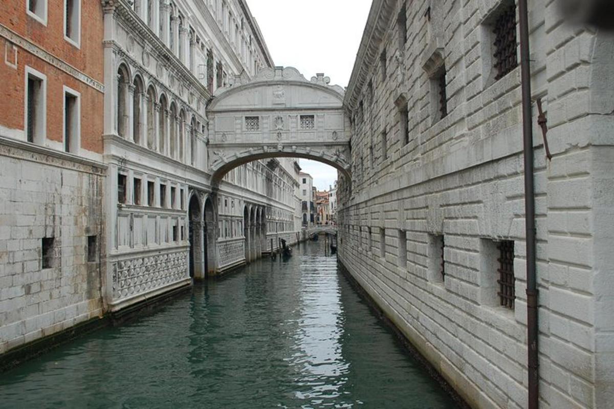 eine Brücke über einen Kanal zwischen zwei Gebäuden