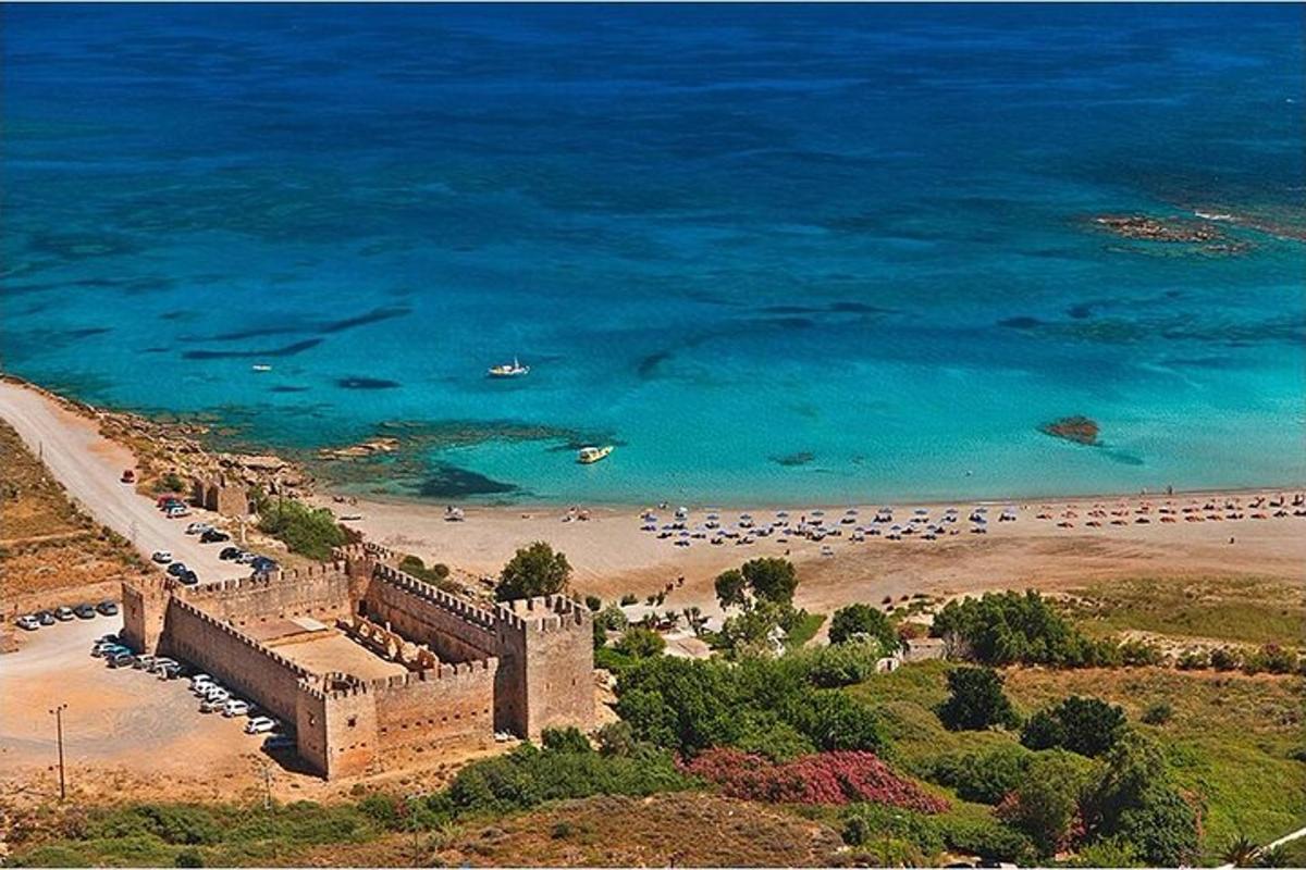 zračni pogled na plažo z gradom in oceanom