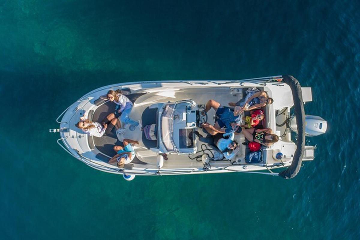 水上のボートに乗った人々のグループ