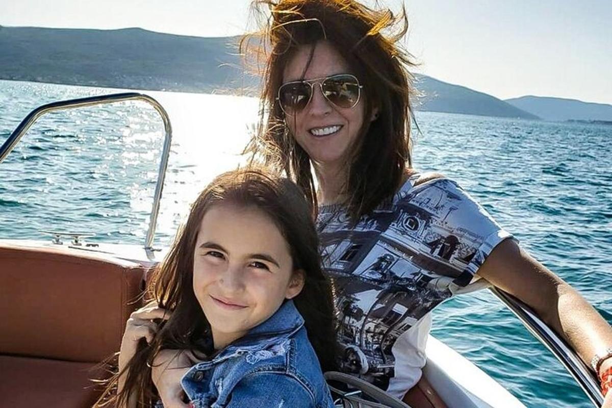 uma mulher e uma jovem sentadas em um barco