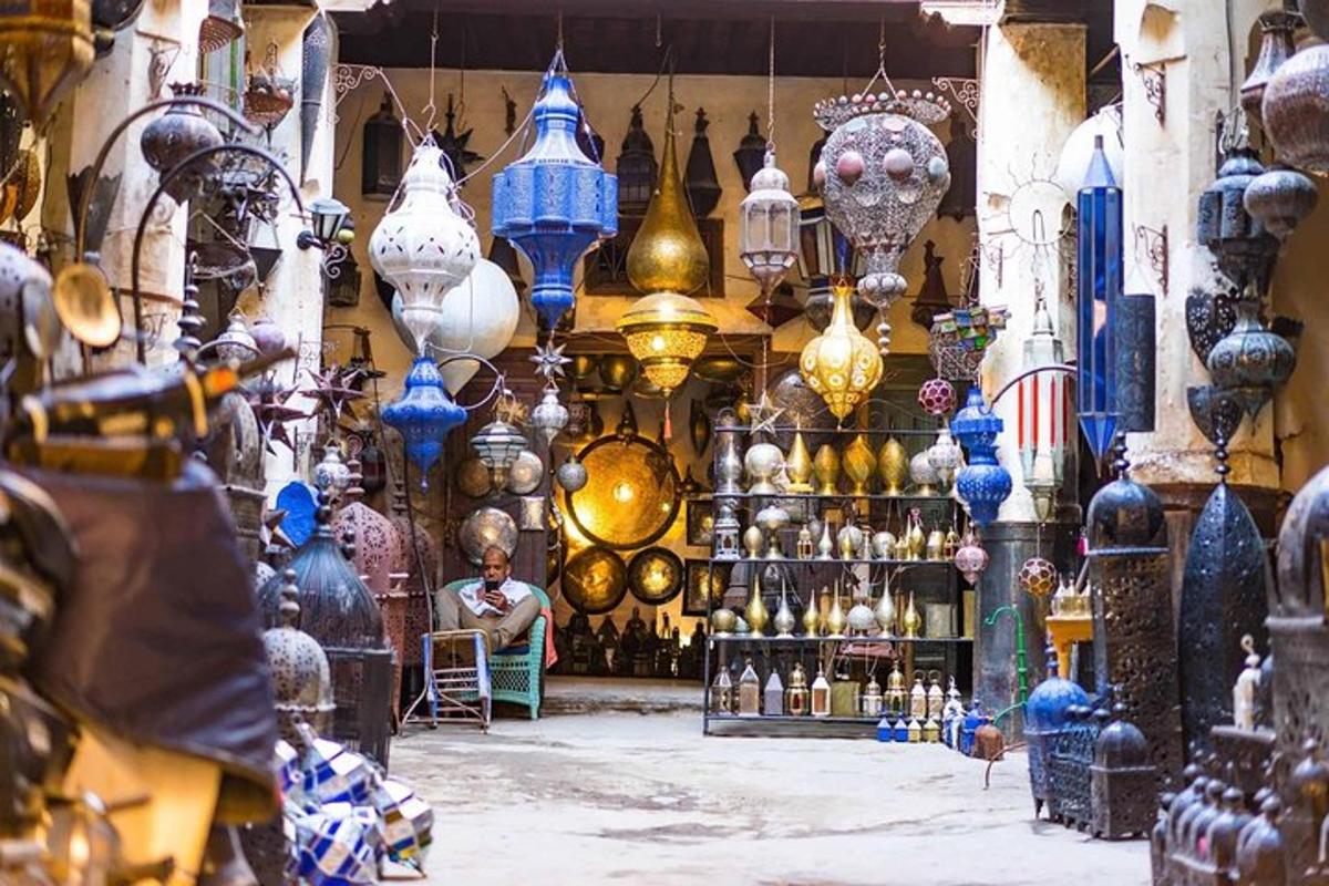 uma loja cheia de vasos de cores diferentes
