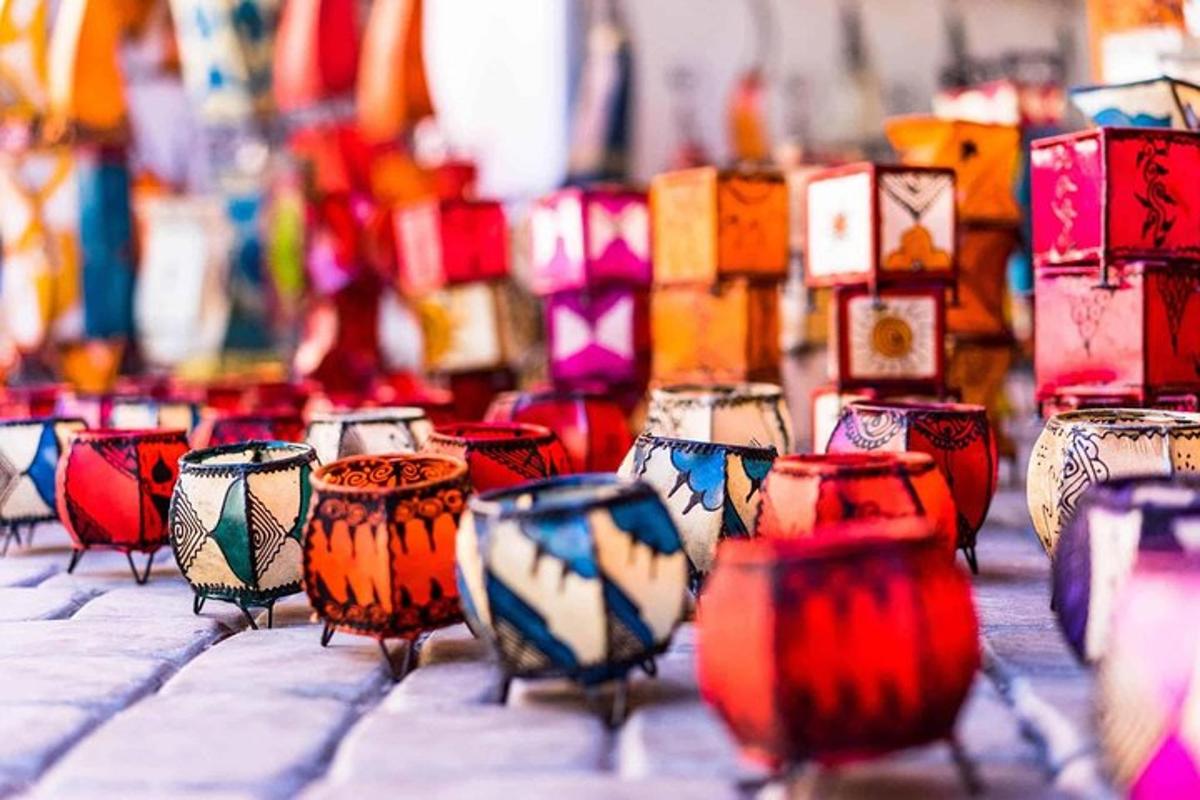 deretan vas warna-warni yang diletakkan di atas meja