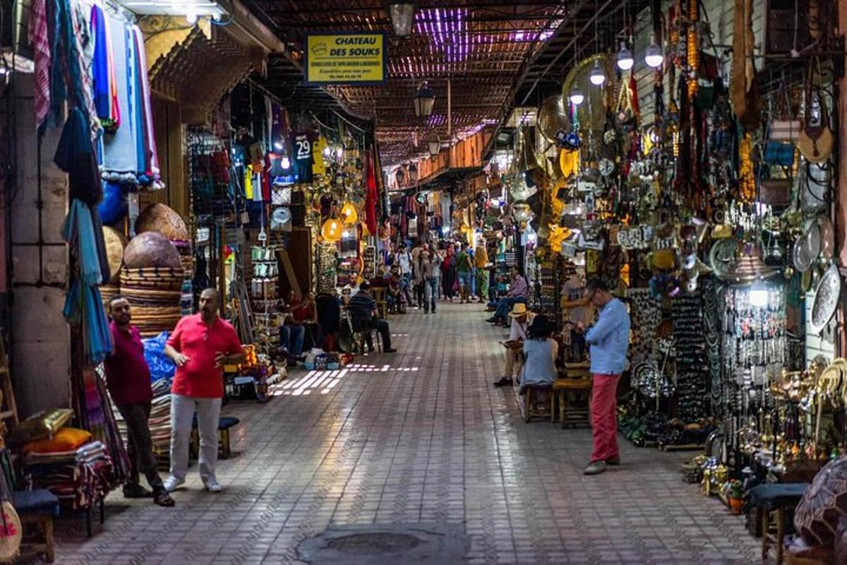 una strada in un mercato con gente che cammina in giro