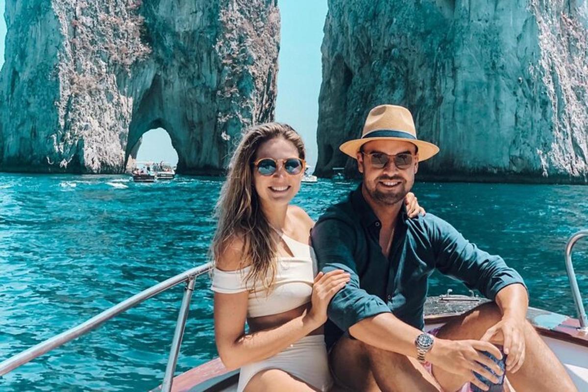moški in ženska sedita na čolnu v vodi