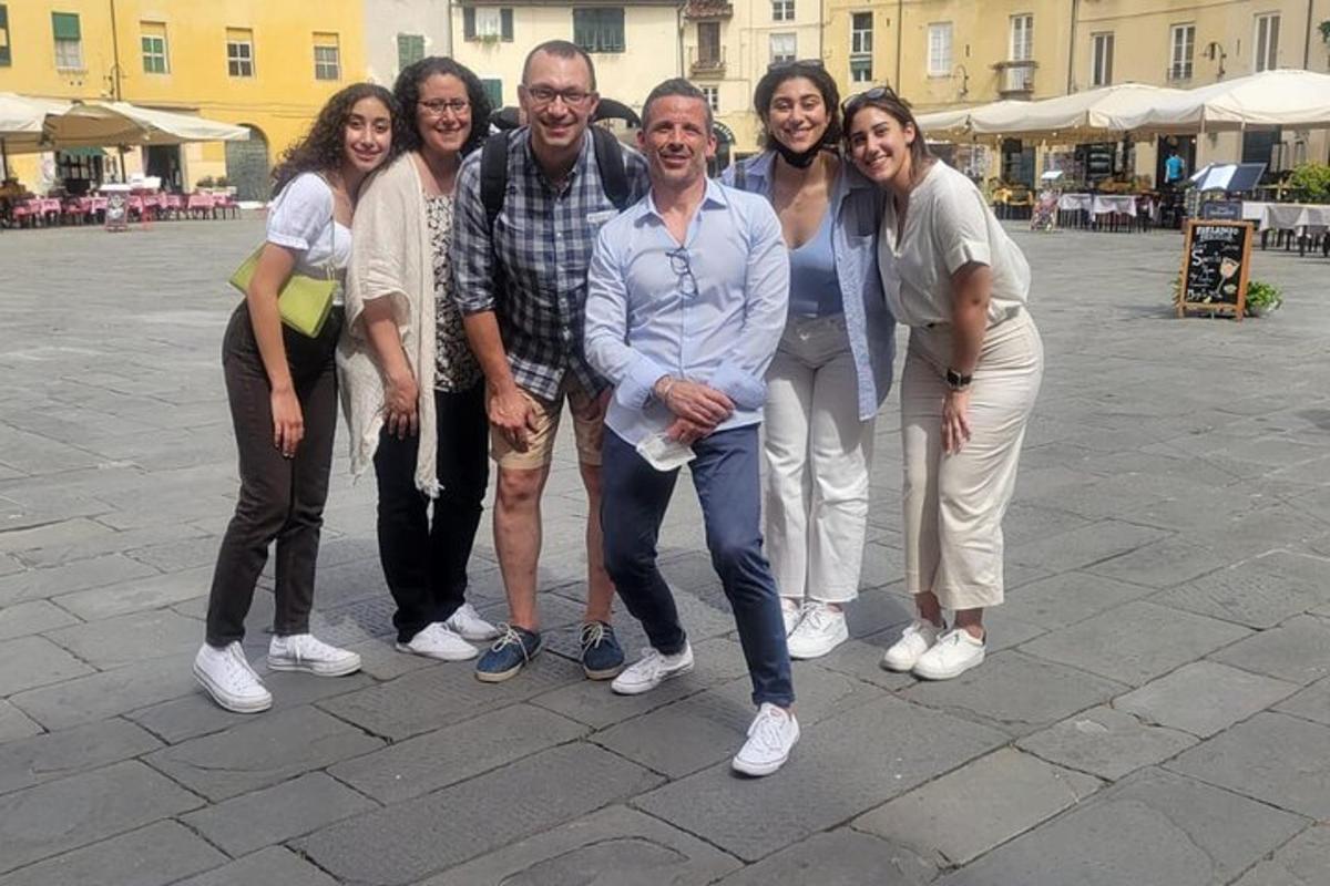 skupina lidí pózujících pro fotografii