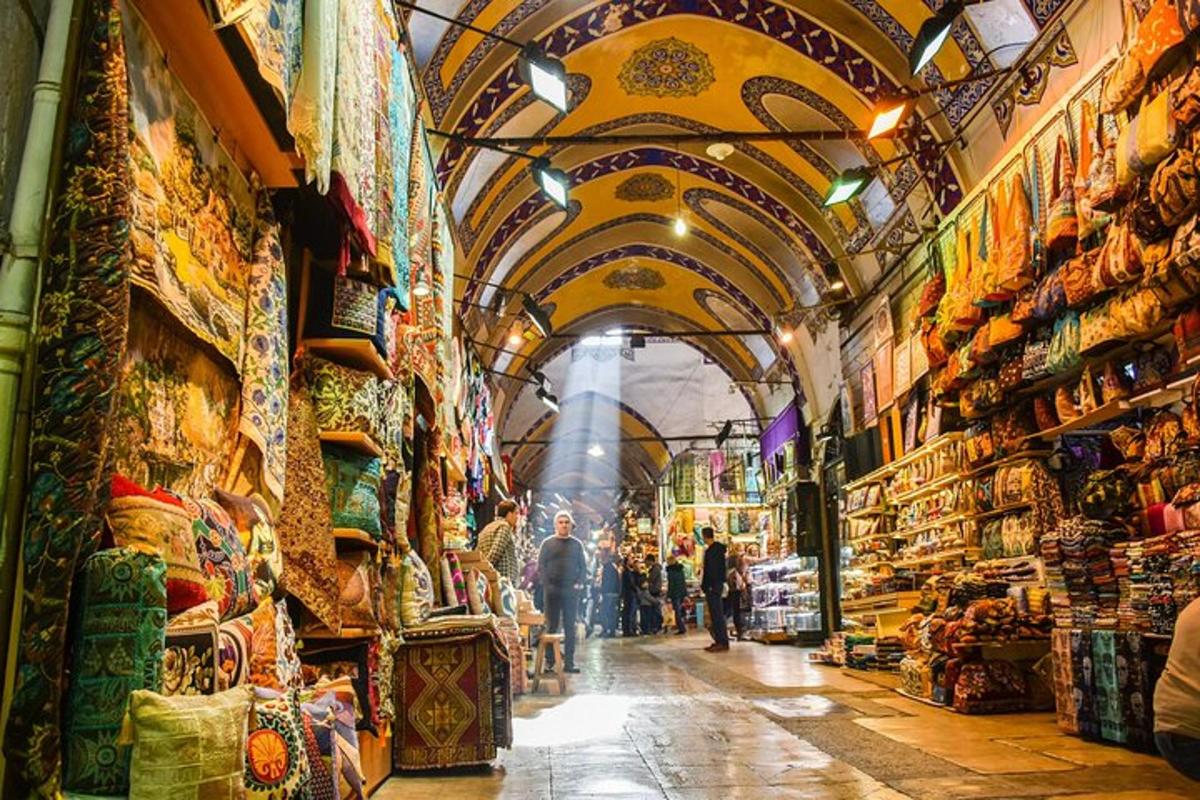 una vista d'un mercat amb gent caminant-hi