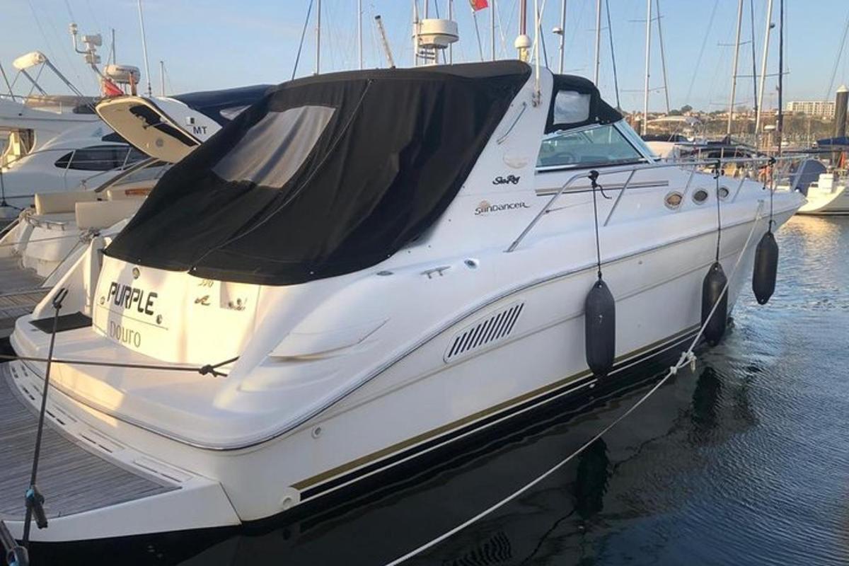 un vaixell blanc està atracat a l'aigua