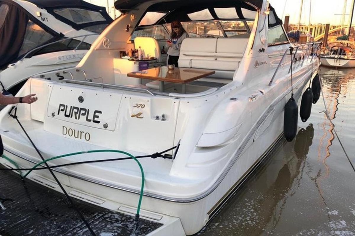 un vaixell blanc amarrat a l'aigua
