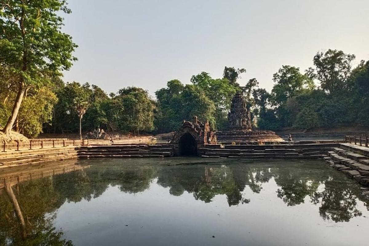 una piscina d'acqua di fronte a un tempio