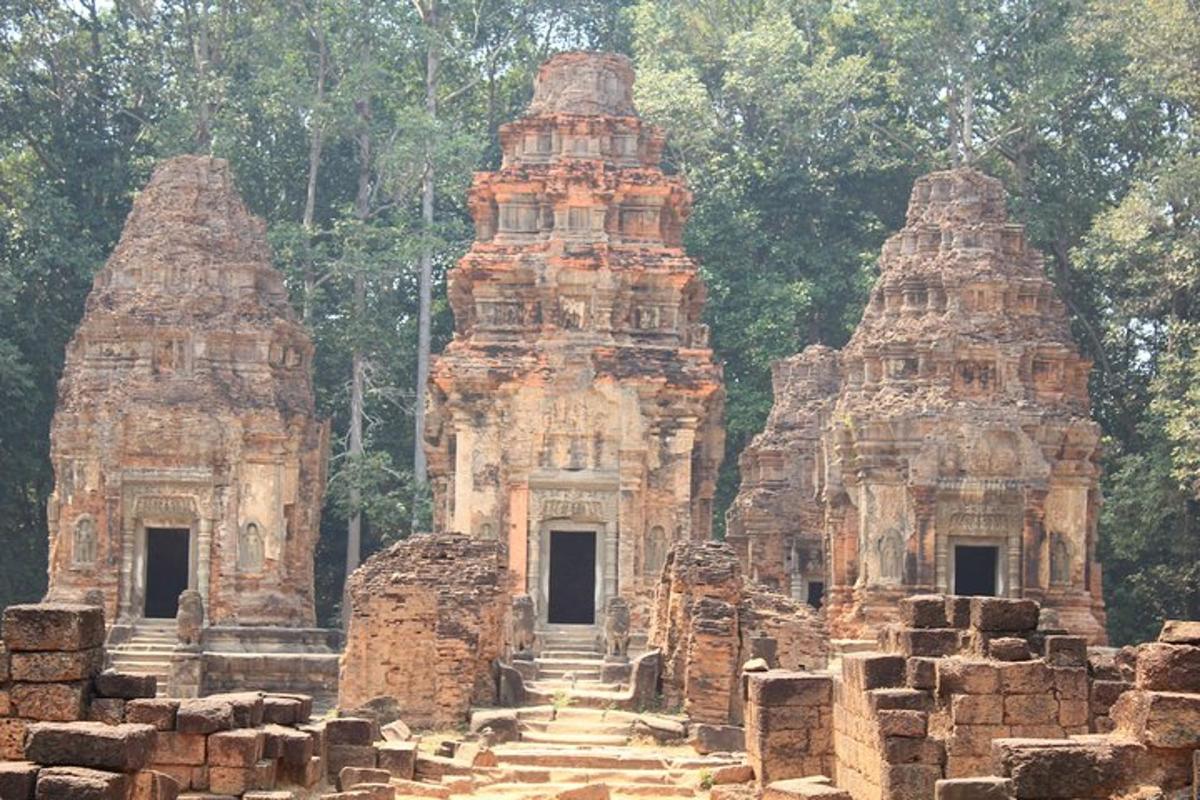un gruppo di templi in pietra con alberi sullo sfondo