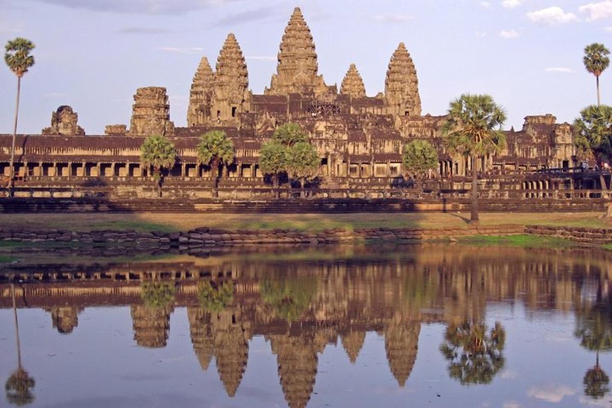 una vista di un tempio con il suo riflesso nell'acqua