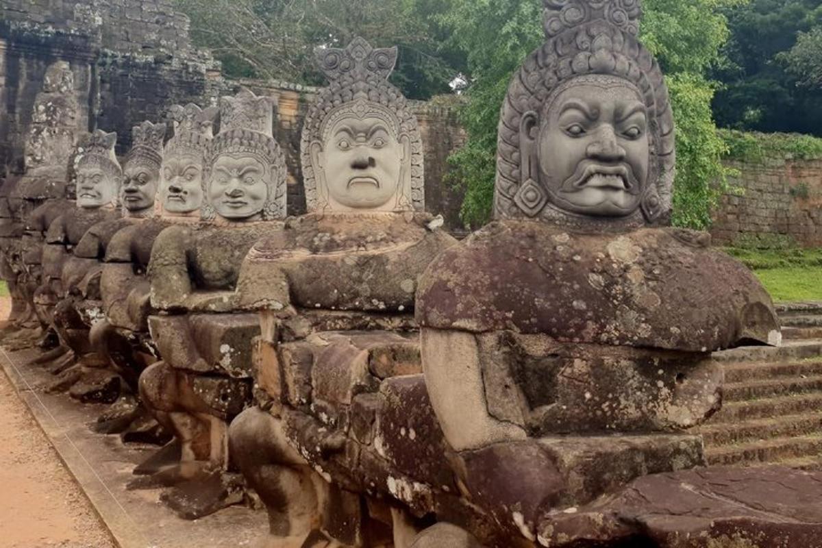 deretan patung batu berbaris sebaris
