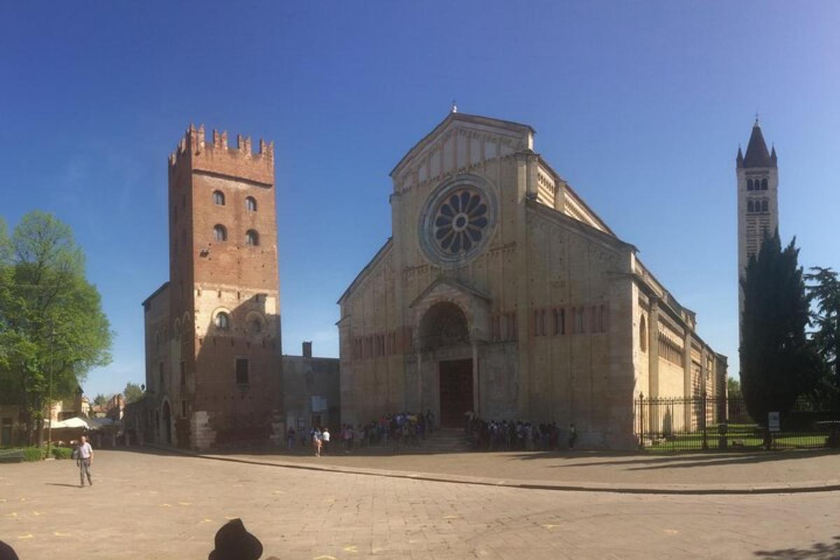 egy régi épület óratoronnyal és templommal